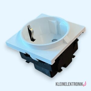 2025022114561-Photoroom-Photoroom Einbausteckdose 5×5 cm mit Kinderschutz – 16A / 250V – Für Möbel, Wände & DIY-Projekte